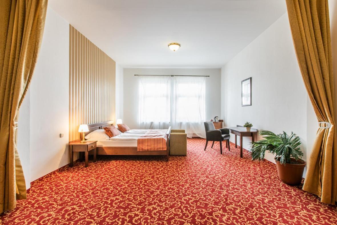 Hotel U Zlateho Kohouta Kromeriz Luaran gambar