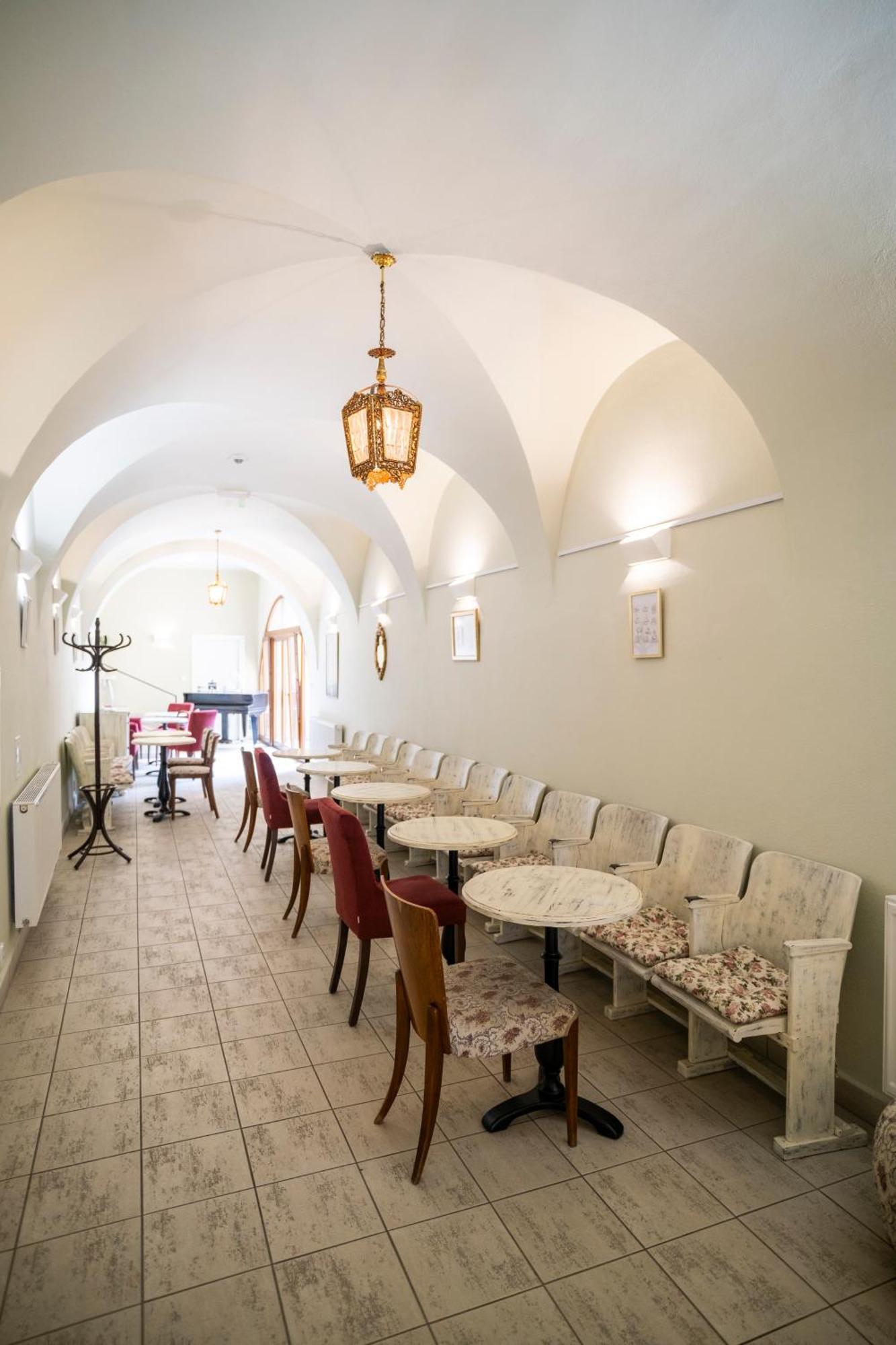 Hotel U Zlateho Kohouta Kromeriz Luaran gambar