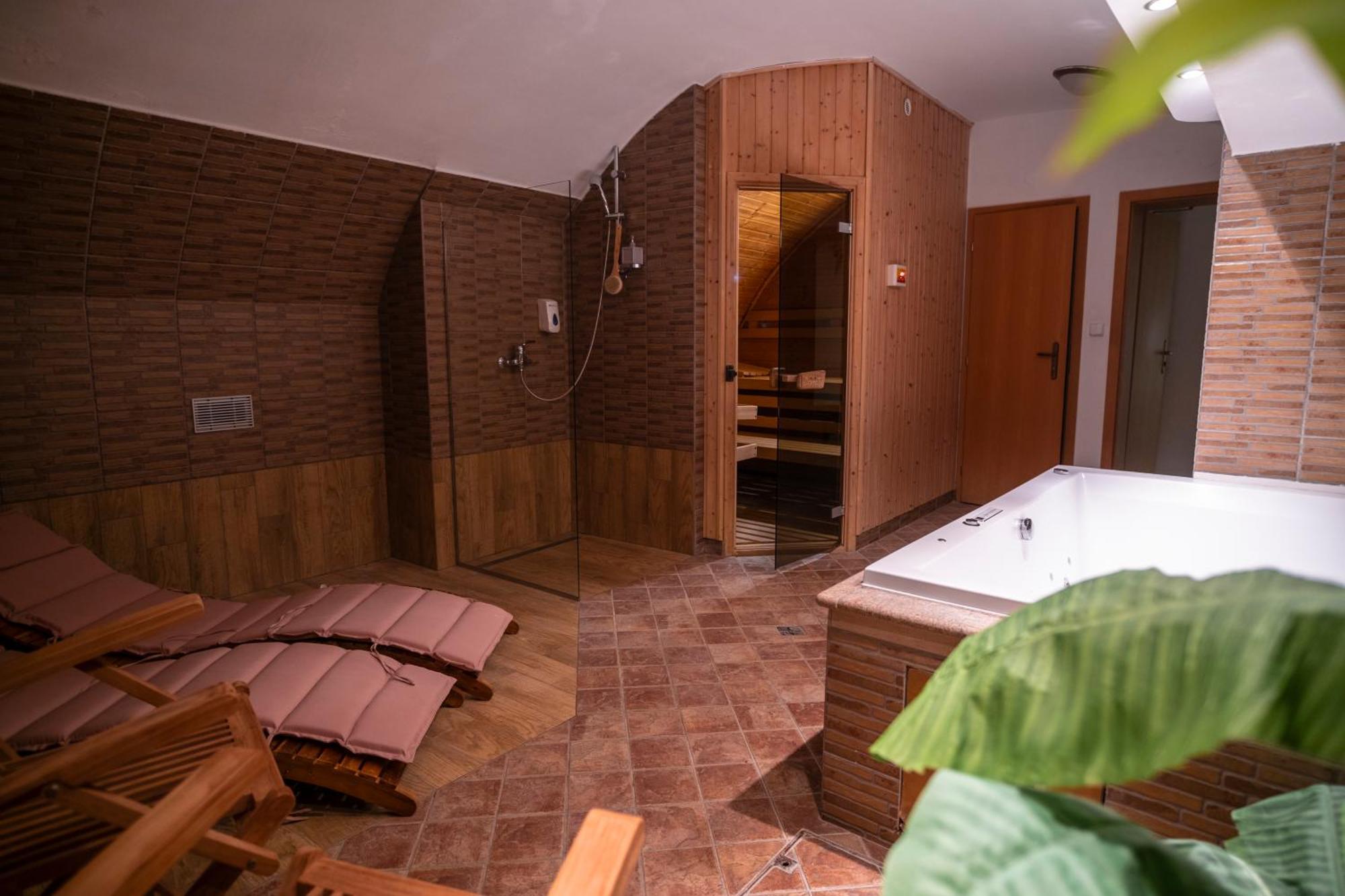 Hotel U Zlateho Kohouta Kromeriz Luaran gambar