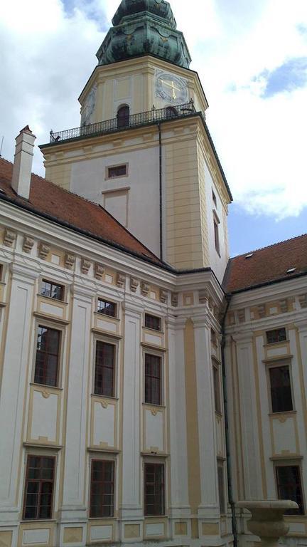 Hotel U Zlateho Kohouta Kromeriz Luaran gambar