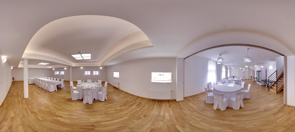 Hotel U Zlateho Kohouta Kromeriz Luaran gambar