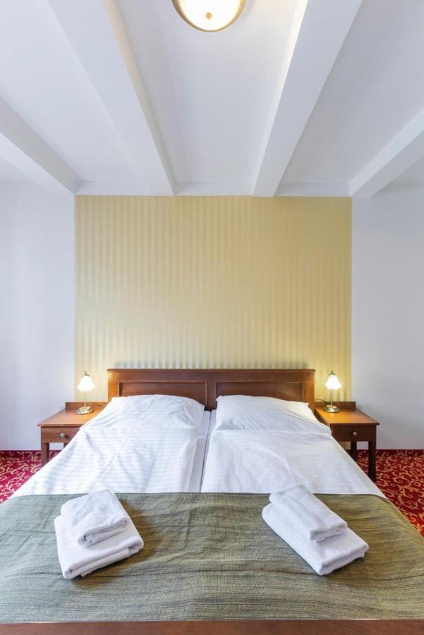 Hotel U Zlateho Kohouta Kromeriz Luaran gambar