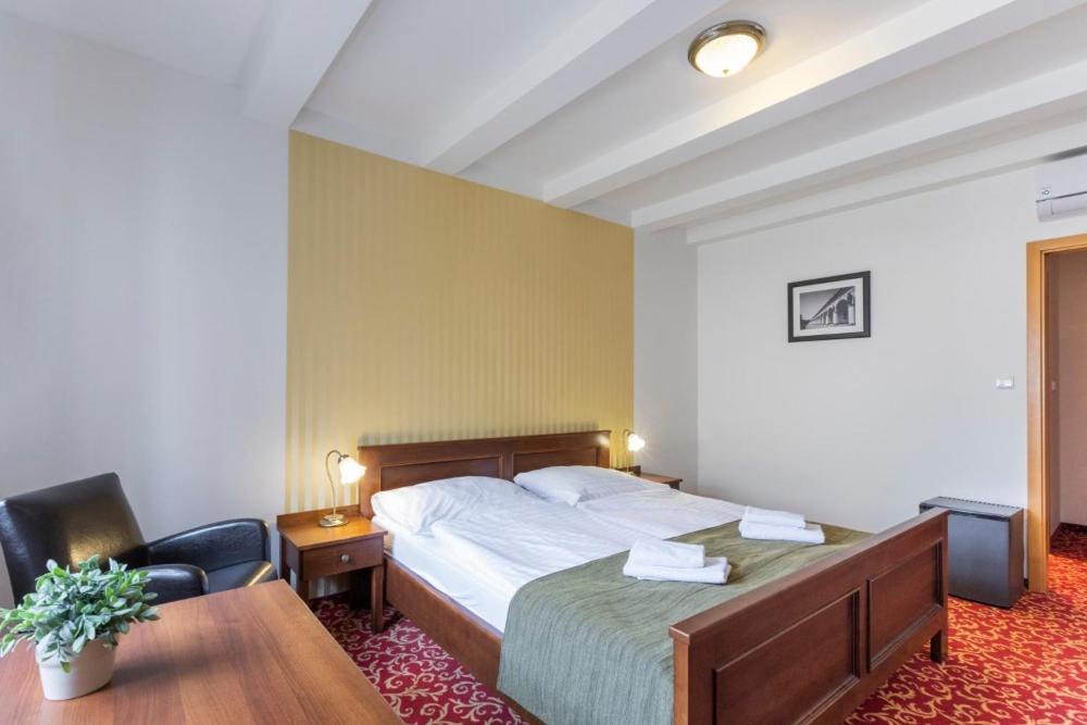 Hotel U Zlateho Kohouta Kromeriz Luaran gambar
