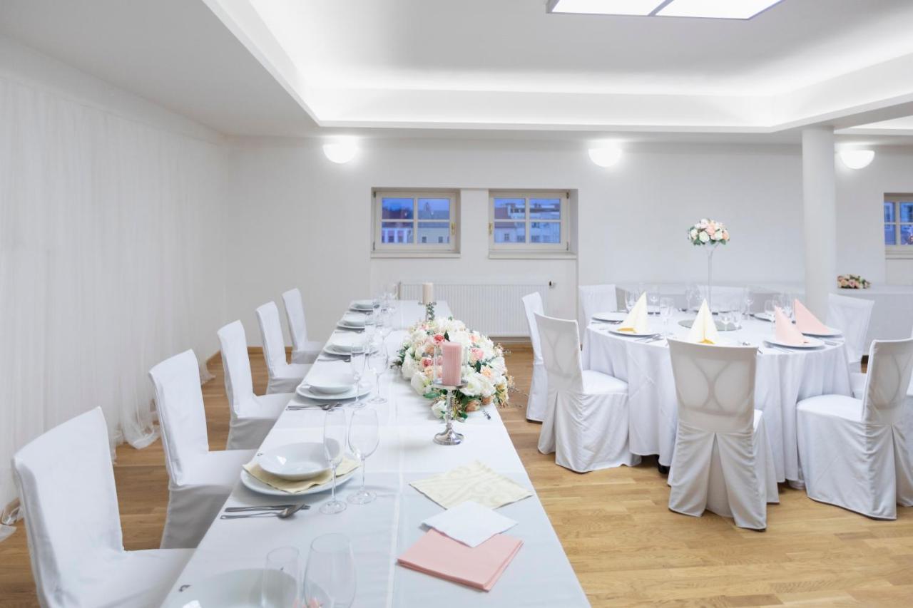 Hotel U Zlateho Kohouta Kromeriz Luaran gambar